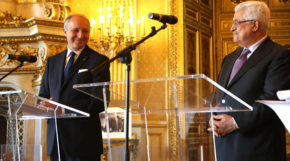 Clin d’oeil entre Mahmoud Abbas, Premier ministre de l’Autorité palestinienne, et Laurent Fabius, ministre français des Affaires étrangères, lors d’une conférence de presse au Quay d’Orsay, le 7 juin 2012.