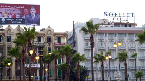 Affiche de campagne de Mohamed Morsi, candidat des Frères musulmans, près du célèbre hôtel Cecil à Alexandrie..