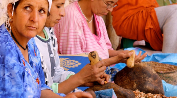 Femmes du Sous (Sud marocain) écorçant des graines d’arganiers. La question du statut de la main d’oeuvre familiale devra être abordée.