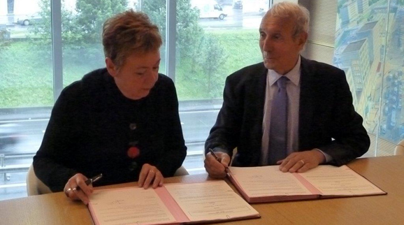 Signature de la convention  par Françoise Dal, Vice-présidente du Conseil Régional du Nord Pas-de-Calais, et Jean-Louis Guigou, Délégué Général d'IPEMED.