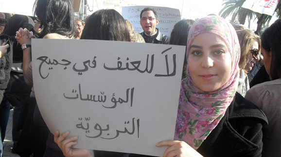 Lors d’un face-à-face entre
libéraux et islamistes sur un
campus tunisien, une étudiante
brandit une banderole prônant
la non-violence
