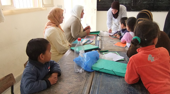 Cours d’alphabétisation dans le cadre d’un projet participatif de développement durable dans la région de Nador (Maroc).